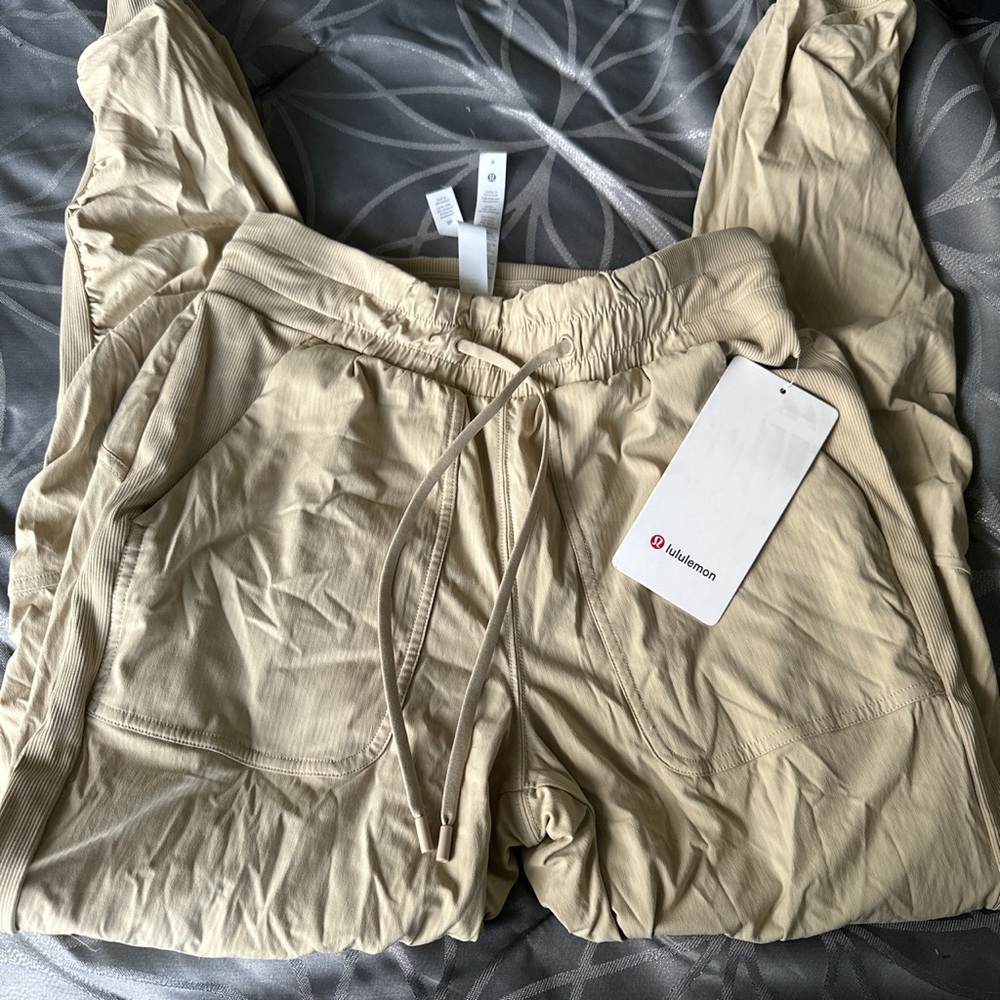Beyond the Studio Lined Jogger
Color: Trench
Size 4